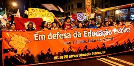 Encontro de Educação diz não para mercantilização da área Serviço social marca presença com a participação de assistentes sociais. Leia o CFESS Manife