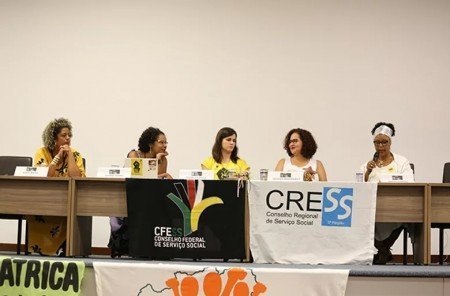 Racistas não passarão: assistentes sociais no combate ao racismo!