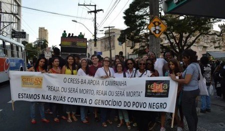 ASSISTENTES SOCIAIS DA BAHIA MARCHAM CONTRA O GENOCÍDIO DO POVO NEGRO